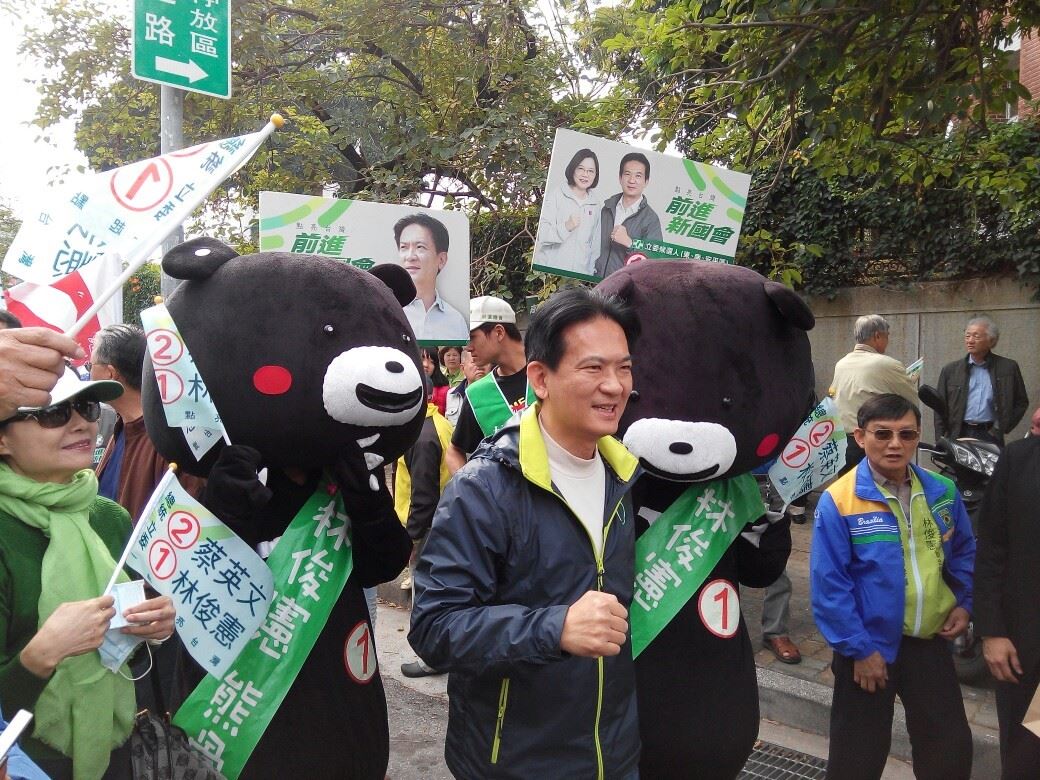 民進黨立法委員林俊憲抨擊國民黨缺席「18歲公民權」修憲提案，並對所謂「靠爸」提出反擊，斥責國民黨「真的放棄治療」，並指「看來2成年輕人支持度國民黨還是嫌太多」。圖為林俊憲2016年競選活動照片，可見有不少年輕面孔參與政治活動。 圖：翻攝林俊憲臉書(資料照)