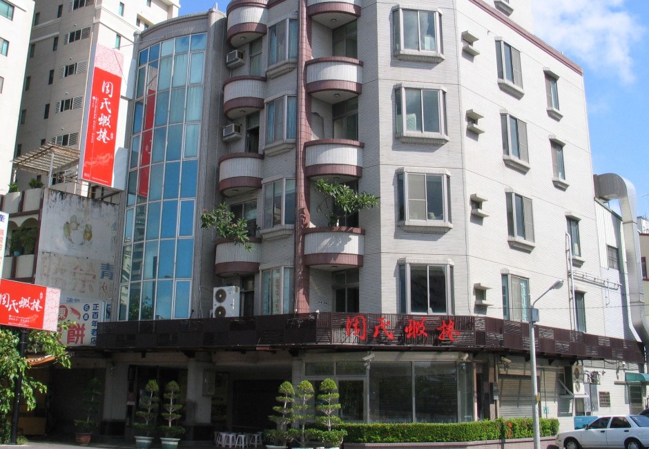 台灣23日新增52例本土確診個案，疫調顯示，有3名確診足跡曾到訪台南施家小捲米粉、周氏蝦捲等台南名店，其中，圖表上周氏蝦捲特別備註17位匡列對象中只有2名為台南市民，引起網友熱議。 image source:FB/周氏蝦捲