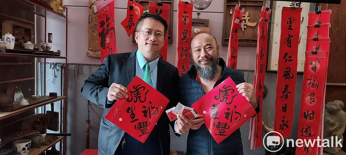 蔡旺詮請書法家洪國華設計的「虎福生豐」春聯和金錢龜紀念紅包雖大受歡迎，民眾爭相索取，但為了防疫安全，仍取消景點發放春聯與紀念品的活動，改以夾報方式發送春聯，金錢龜紀念紅包則歡迎民眾到服務處自行索取。 圖：黃博郎／攝