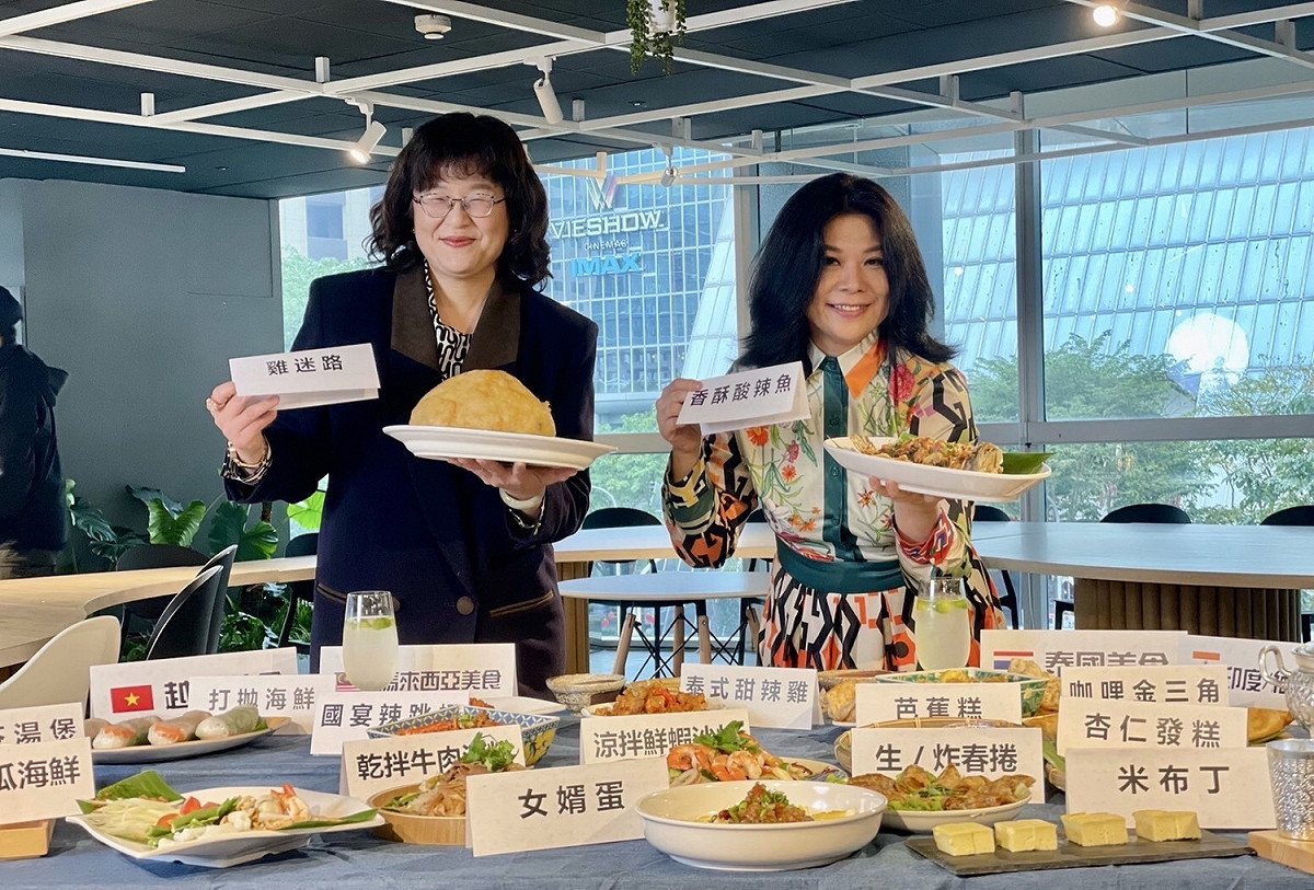 何怡明(左)及費奇共同介紹新北東南亞美食料理。 圖：新北市經發局提供