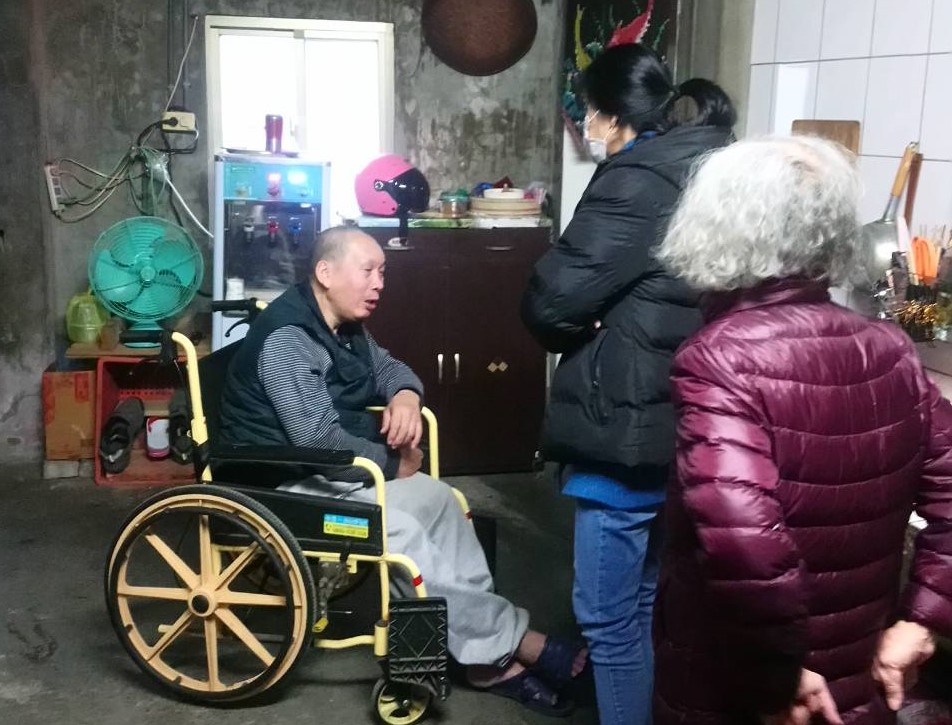 社工訪視低收入戶賴先生後轉請勞工局評估修繕服務。 資料照片：新北市勞工局提供