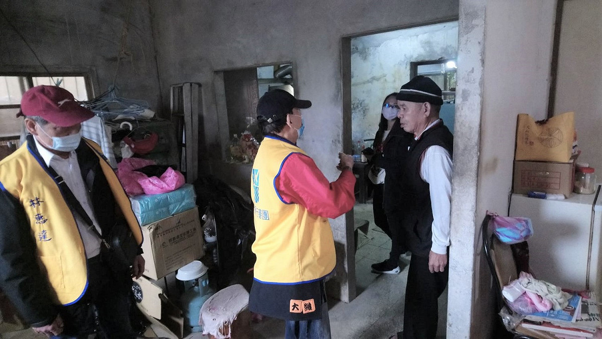 新北工會行善團成員前往李老伯家評估修繕。 圖：新北市勞工局提供