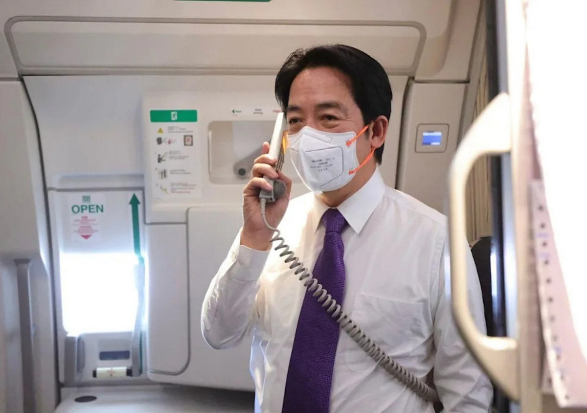 副總統賴清德於專機上發表談話，籲特使團於機上好好休息以完成重要外交任務。 圖：總統府提供