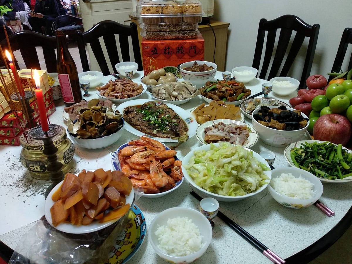 替犬貓加菜除了要注意不要有骨頭、魚刺殘留、太油膩的食物不僅讓犬貓肥滋滋，還可能會傷害身體健康。 圖：新北市動保處 / 提供