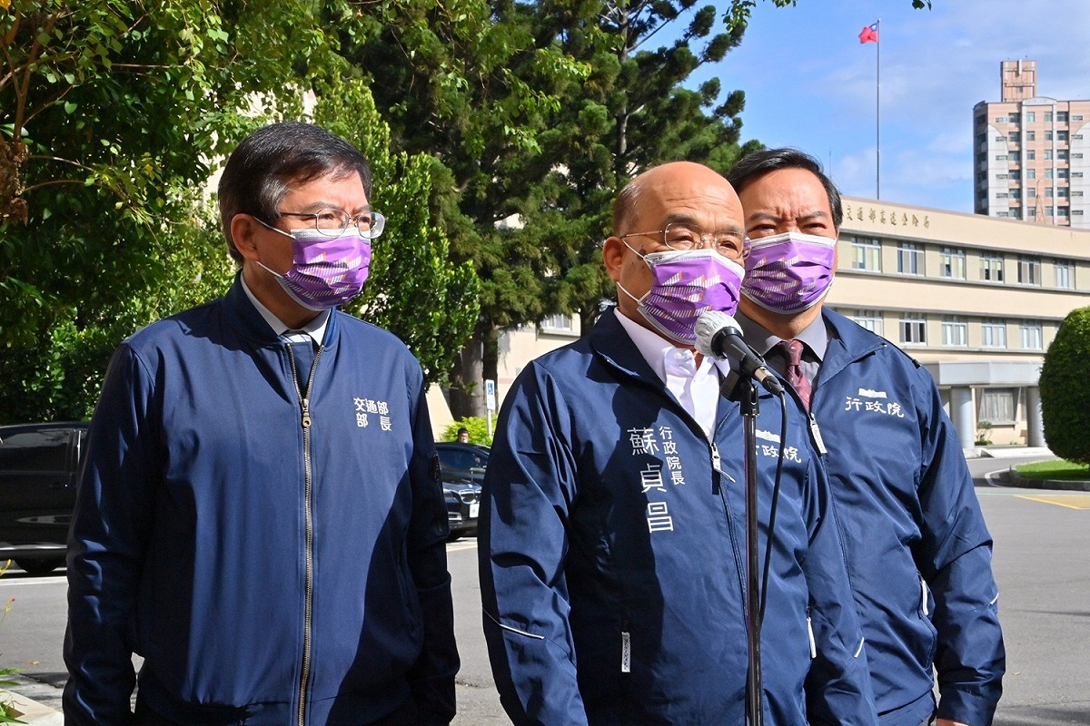 行政院長蘇貞昌今（26）天上午赴新北市視察交通部高公局北區交通控制中心前受訪。 圖：行政院提供