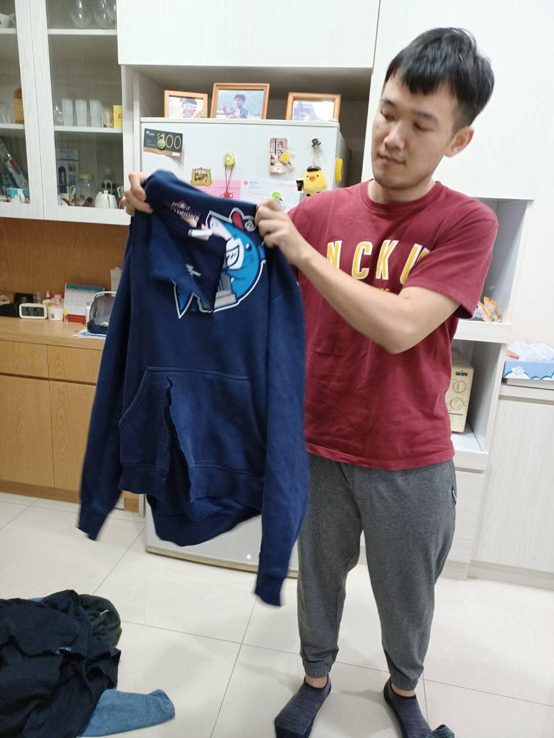 知名棒球評論YouTuber「台南Josh」驚傳遭新婚不久的老婆Amber家暴，衣物也慘遭破壞。 圖：巴毛律師混酥團臉書