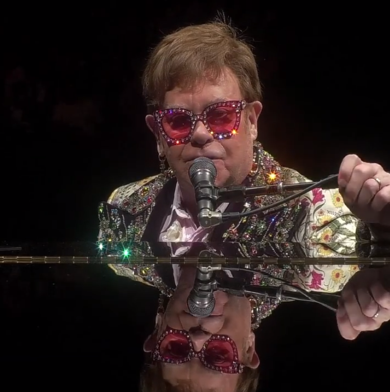 艾爾頓強(Elton John)昨(25)日驚傳確診新冠肺炎。 圖：翻攝自IG/eltonjohn