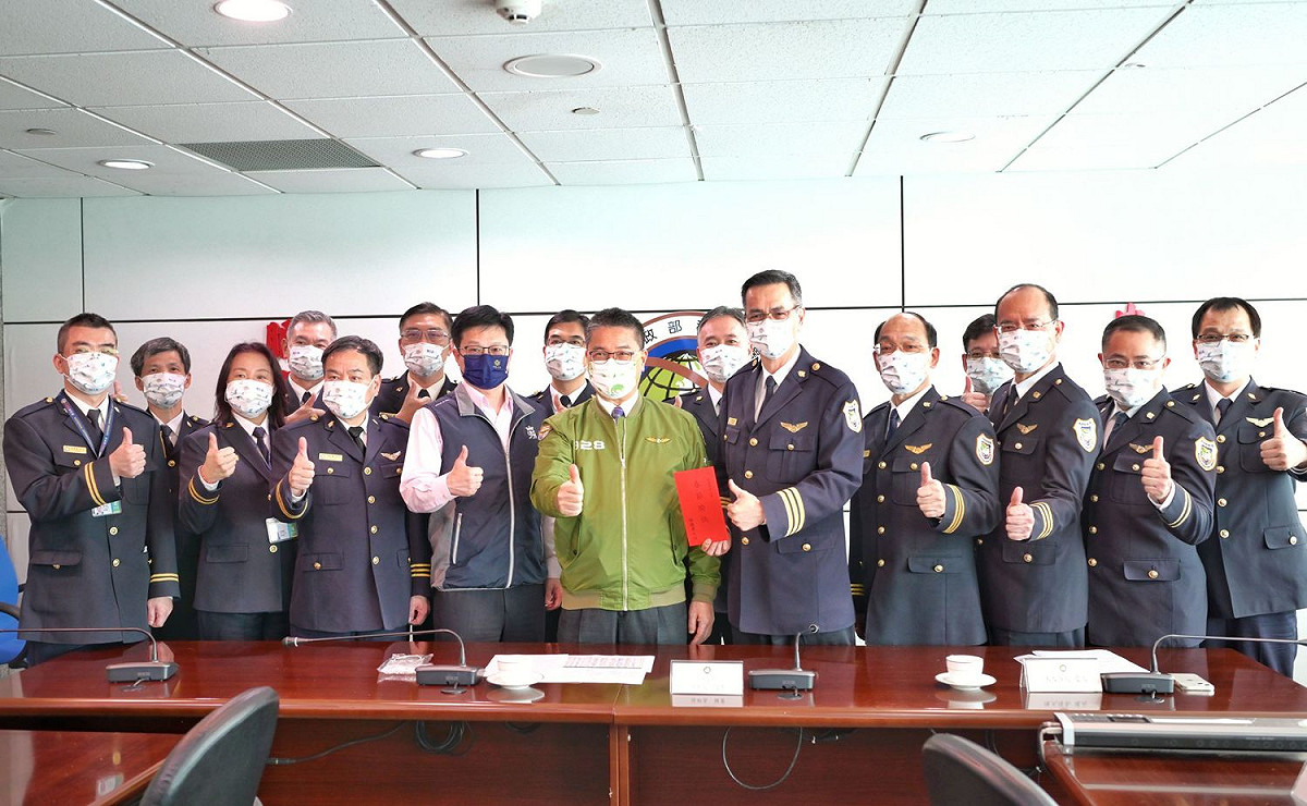 內政部長徐國勇今(26)日到航空警察局及移民署國境大隊，慰勉第一線同仁及肯定防疫的辛勞，並發放春節加菜金。 圖：內政部提供