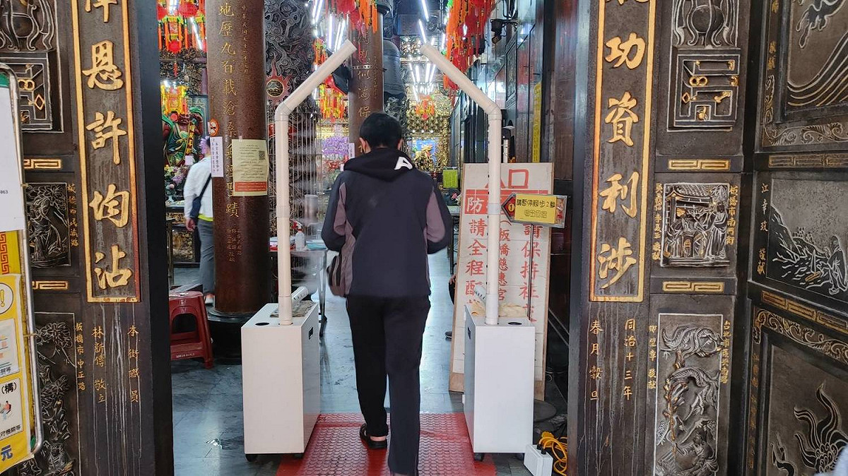 本土疫情升溫影響，新北許多宮廟響應市府防疫政策，取消或改變發福袋、祈福法會、提供熱食等活動(圖：板橋慈惠宮)。 圖：新北市民政局提供