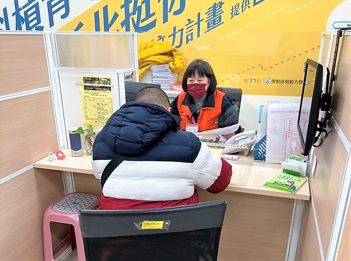 新北市就服處提醒失業勞工朋友，可運用郵寄、傳真、電子郵件、網路及現場等5種「多元化申辦機制」，不需動輒到就服站台親辦，造成群聚風險。 圖：新北市勞工局提供