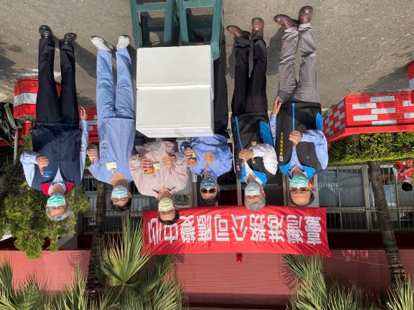 祁文中(左三)連五天坐鎮應變中心。 圖：高雄港務分公司提供