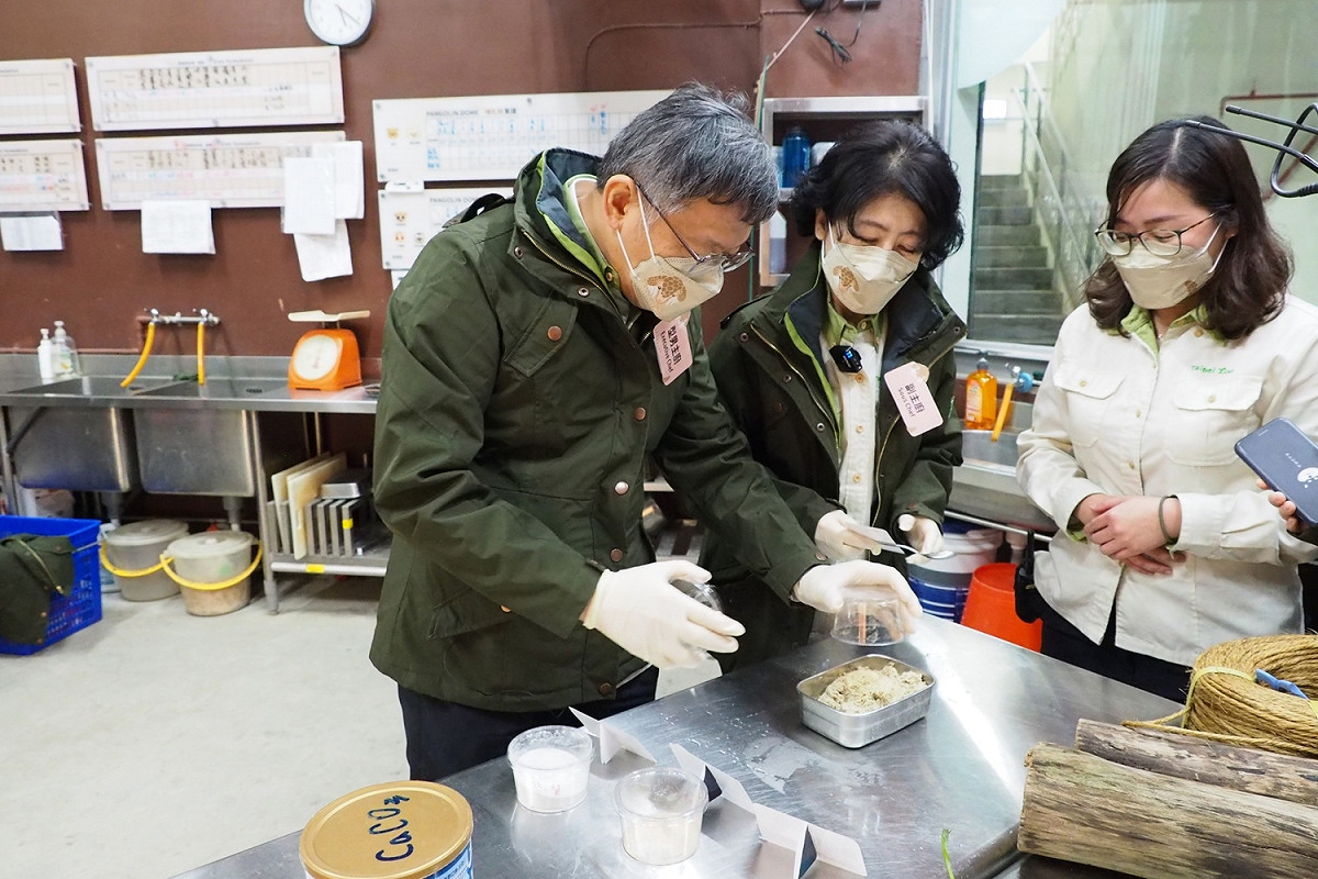 台北市長柯文哲與太太陳佩琪一起到台北市立動物園幫動物加年菜。 圖：台北市政府 / 提供