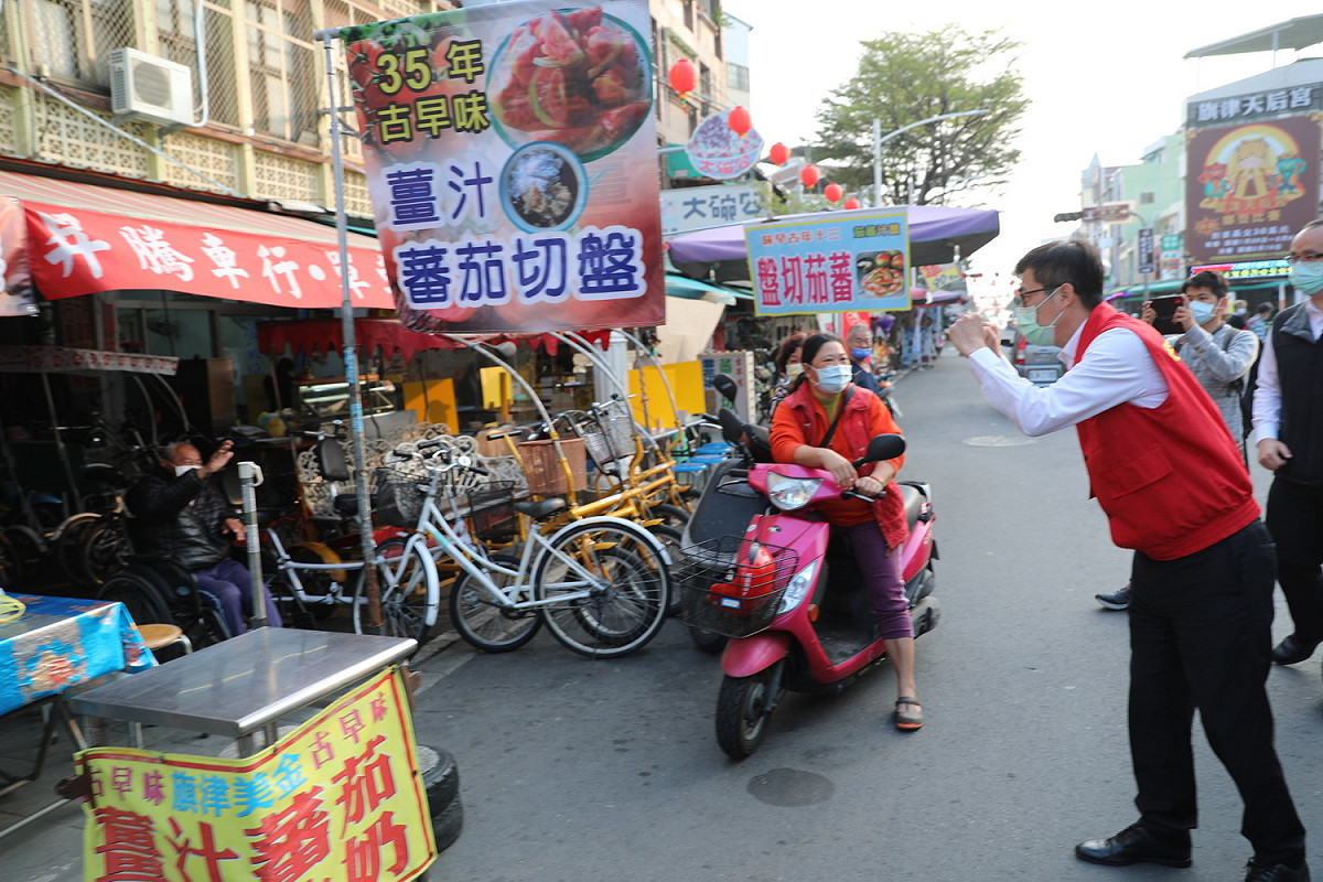 陳其邁感謝旗津店家配合防疫。 圖：高雄市政府提供