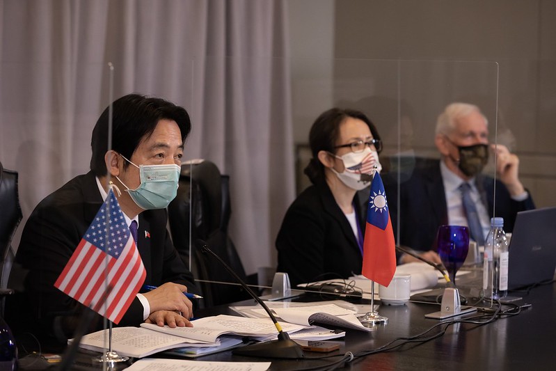 副總統賴清德率團出席宏都拉斯共和國總統卡蕬楚（Xiomara Castro）就職典禮，特使團一行首站過境美國洛杉磯，副總統於當地時間25日（台北時間26日）與美國多位政要進行視訊會晤。 圖：總統府提供