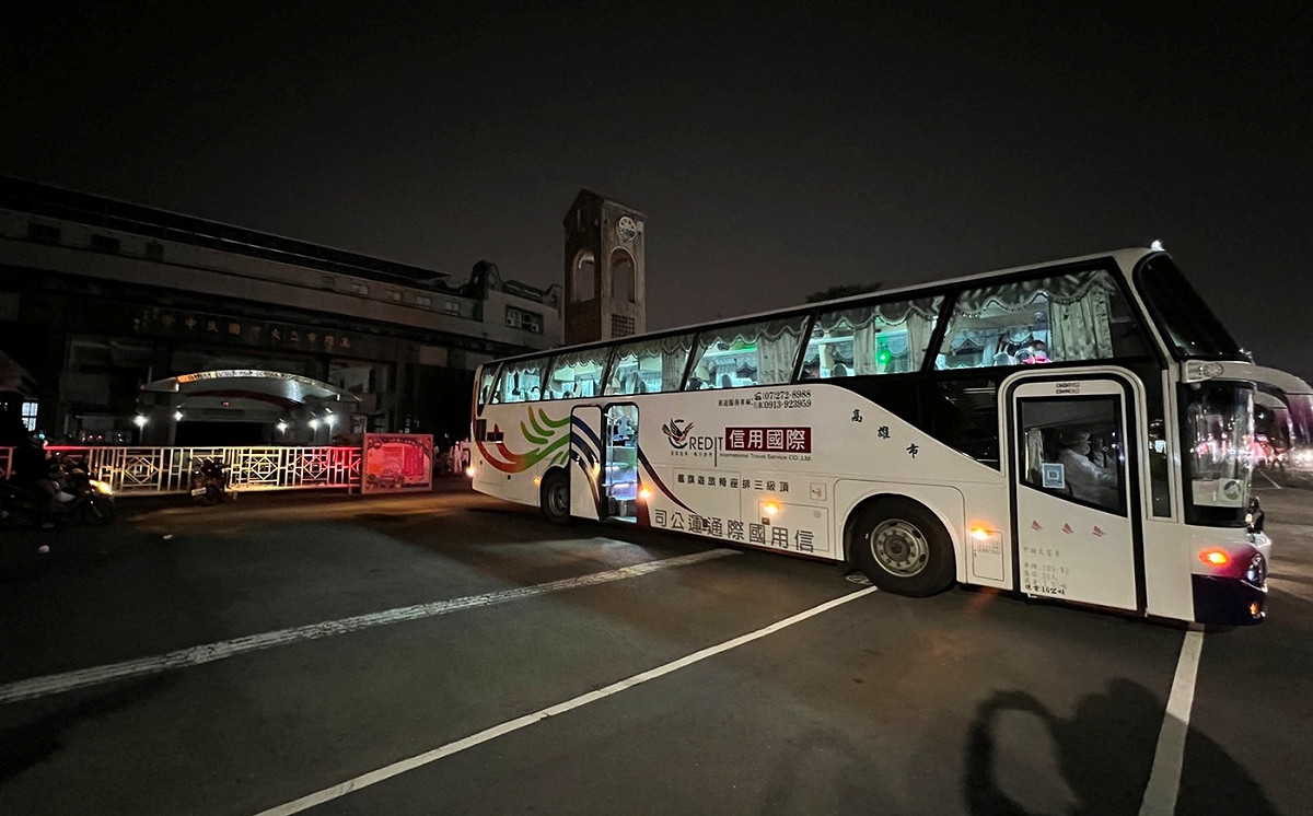 高市大灣國中晚間出現遊覽車載送學生。 圖：民眾提供