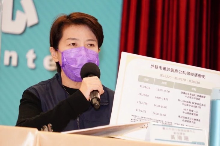 台北市副市長黃珊珊在防疫記者會上說明確診者足跡史。 圖：台北市政府提供