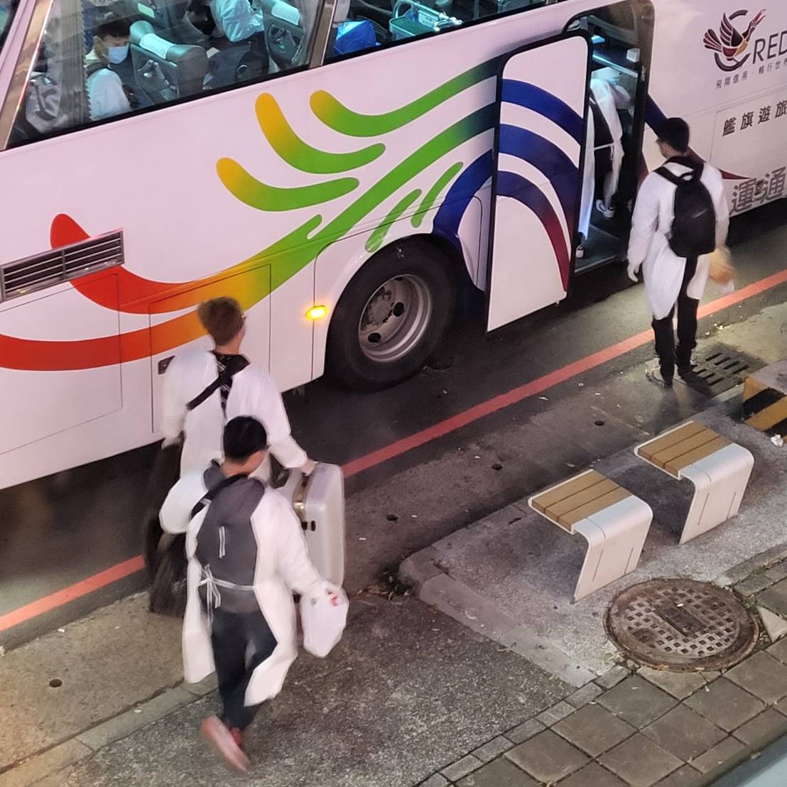 高雄左營區某知名牛排店傳出有確診民眾前往用餐，遭高雄衛生局緊急匡列。  圖：翻攝自臉書「記者爆料網」