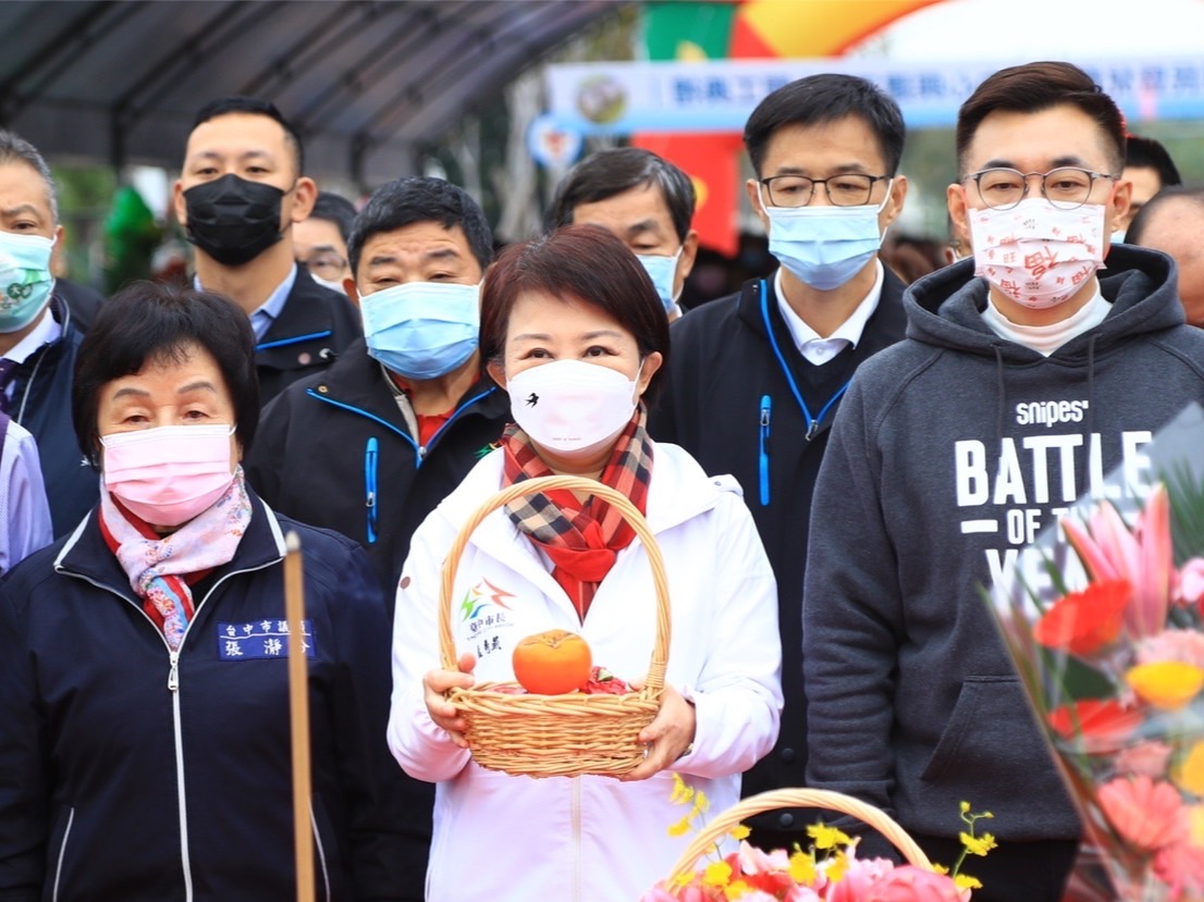 國民黨市黨部發言人涂力旋（後排左二）表示，「開不了工的努力開工，完不了工的努力完工」這是盧秀燕市長建設台中的口頭禪。 國民黨台中市黨部/提供