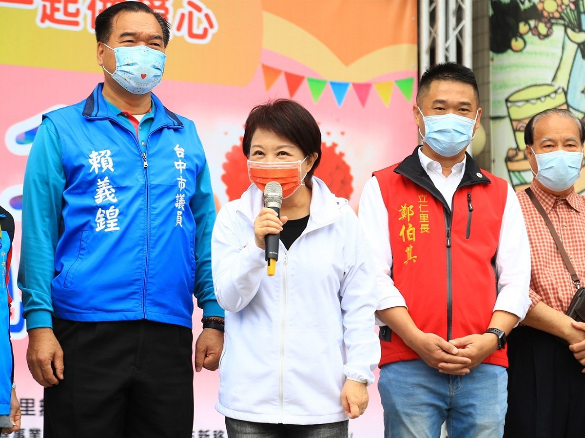 發言人鄭伯其（右二）強調，看到台中市民對盧市長的防疫滿意度高達87.9%，他一點都不意外。 國民黨台中市黨部/提供