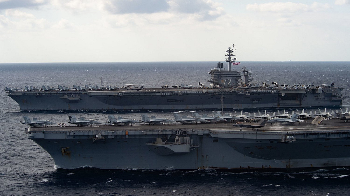 美軍雙航母「卡爾文森號(CVN-70)」(前)、「林肯號(CVN-72)」(後)在南海軍演。 圖：翻攝 7th Fleet推特