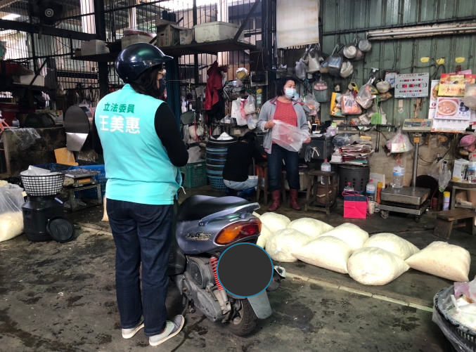 即便當上立委，王美惠仍習慣騎摩托車跑行程。 圖：王美惠辦公室 / 提供