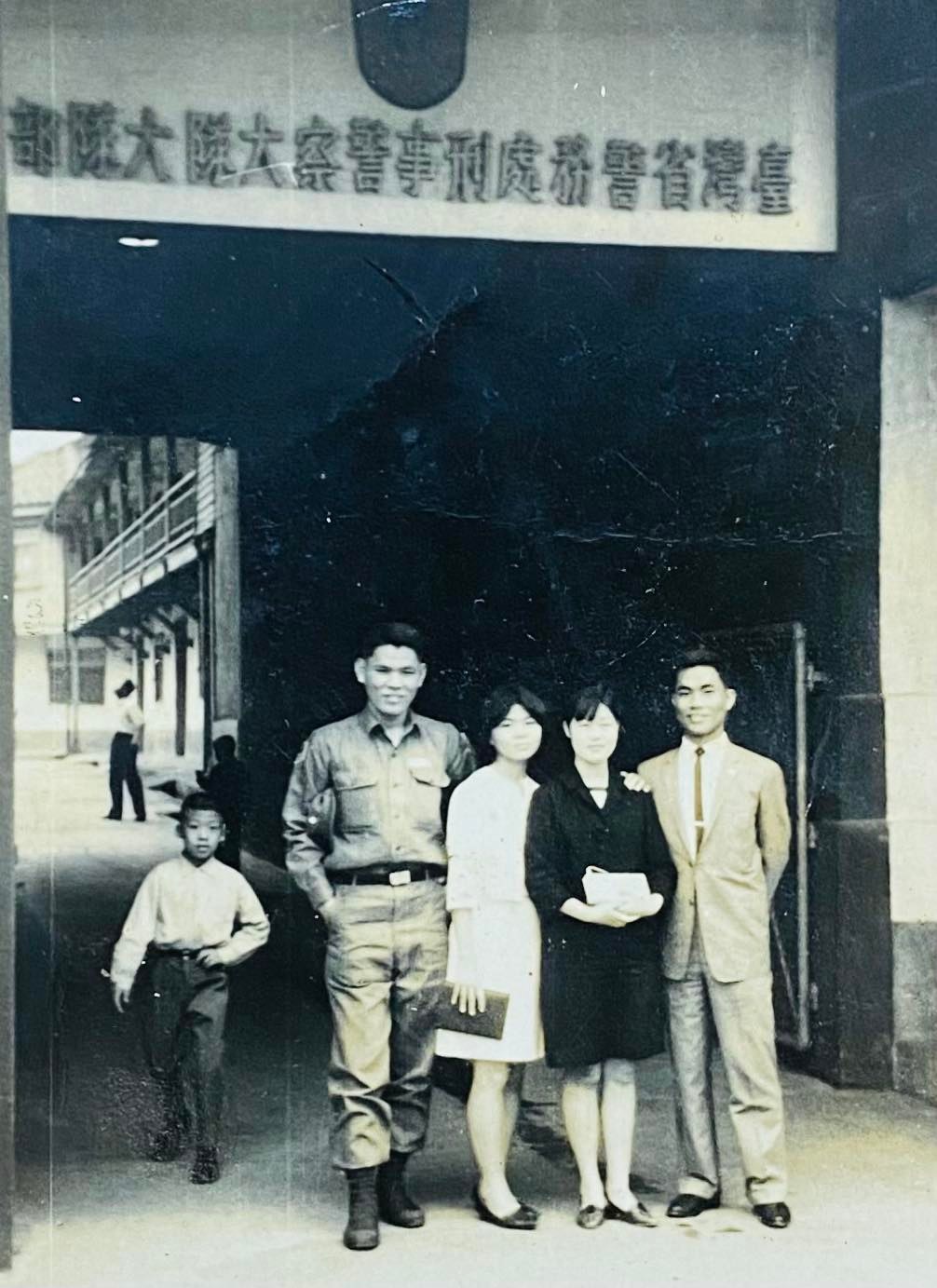 國民黨立委陳以信PO出家族老照片，地點為台北市寧夏路台灣省警務處刑警大隊，最右邊是陳父，左側為正在當兵的叔叔，左二為姑姑，右二黑衣女子是姑姑的同學。 圖：翻攝陳以信臉書