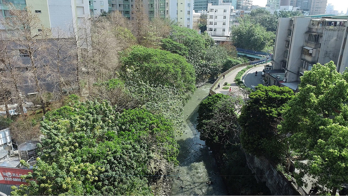 市府透過「競價收購」方式及容積移轉取得瓦磘溝側私有地，持續進行瓦磘溝及周邊綠美化建設。 圖：新北市水利局提供