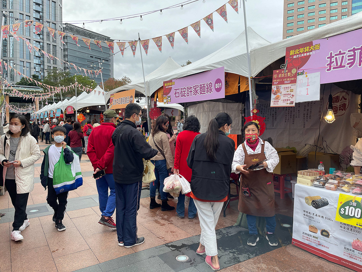 場充滿濃厚的年節氣氛，商品種類多元，吸引民眾前來參觀選購，創造近200萬元的營業額。 圖：新北市經發局提供