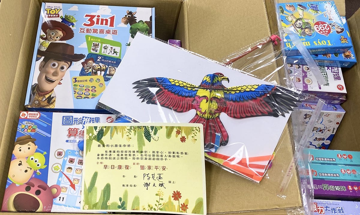 高市教育局提供益智玩具及關懷卡片陪伴被隔離的學生。 圖：高雄市教育局提供