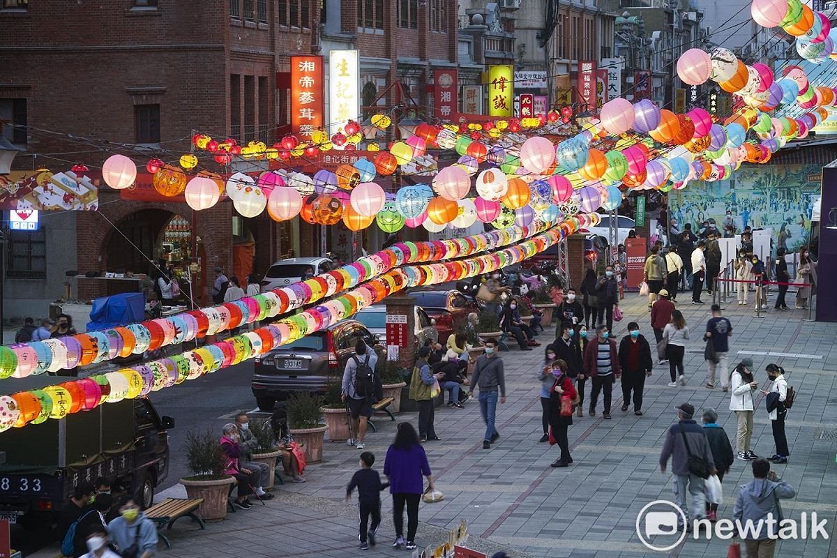 台北年貨大街去年因疫情停辦，今年恢復舉辦卻又碰面Omicron 疫情，使得逛年貨大街的人潮與往年相較減少許多，成為疫情下獨特的現象。 圖：張良一 / 攝（資料照）