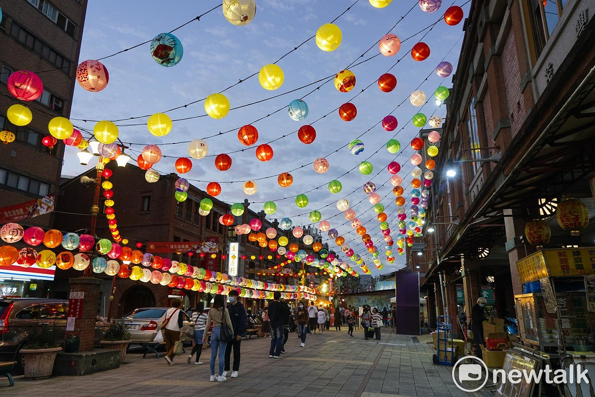 位在永樂市場迪化商圈的台北年貨大街，現場高掛充滿節慶喜氣的五彩燈籠，然而由於Omicron 疫情影響，逛年貨大街的人氣大不如前。 圖：張良一/攝