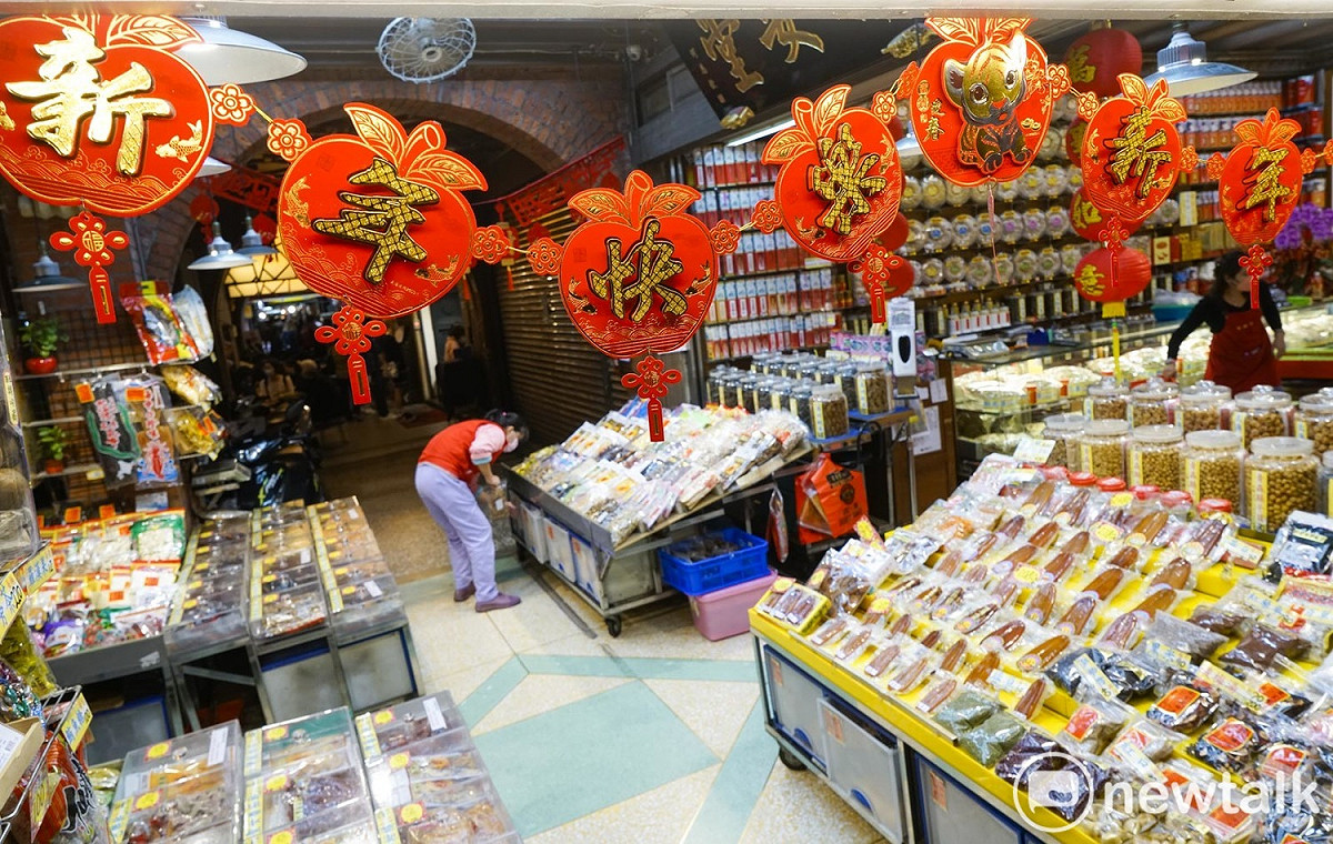 非假日的台北年貨大街並未像往年人潮滿溢前胸貼後背的熱鬧景象。 圖：張良一/攝
