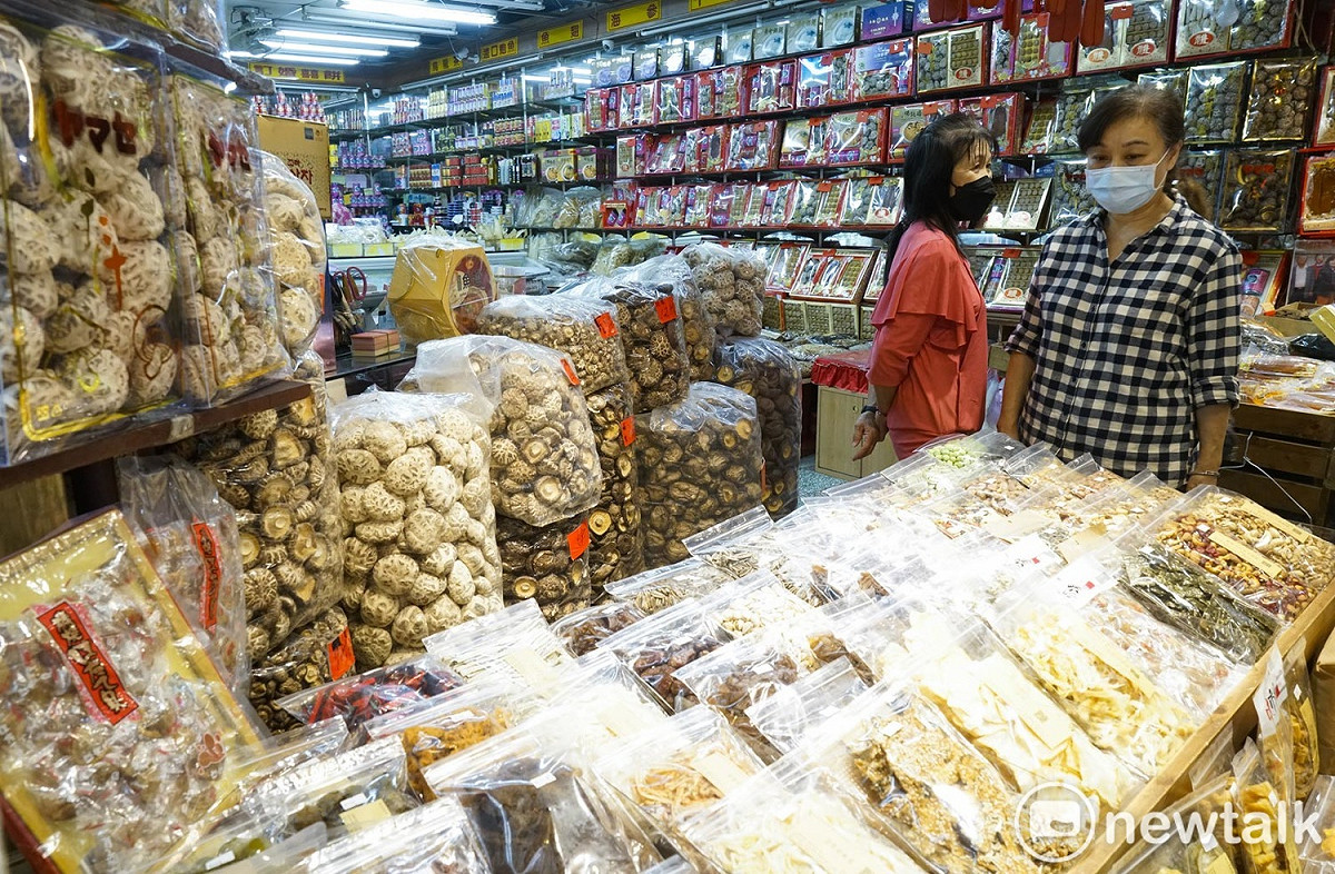 迪化商圈的店家備滿各式年貨等待顧客上門。 圖：張良一/攝
