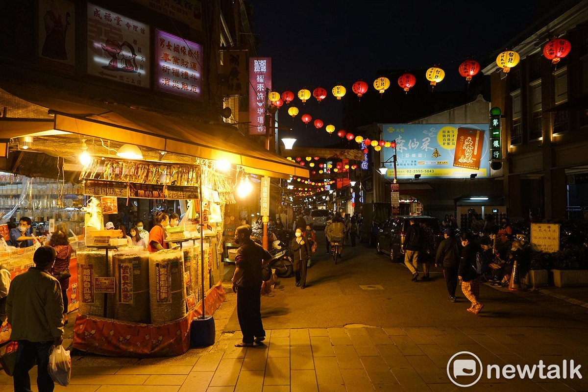 疫情下的年貨大街未見前胸貼後背的逛街人潮。 圖：張良一/攝