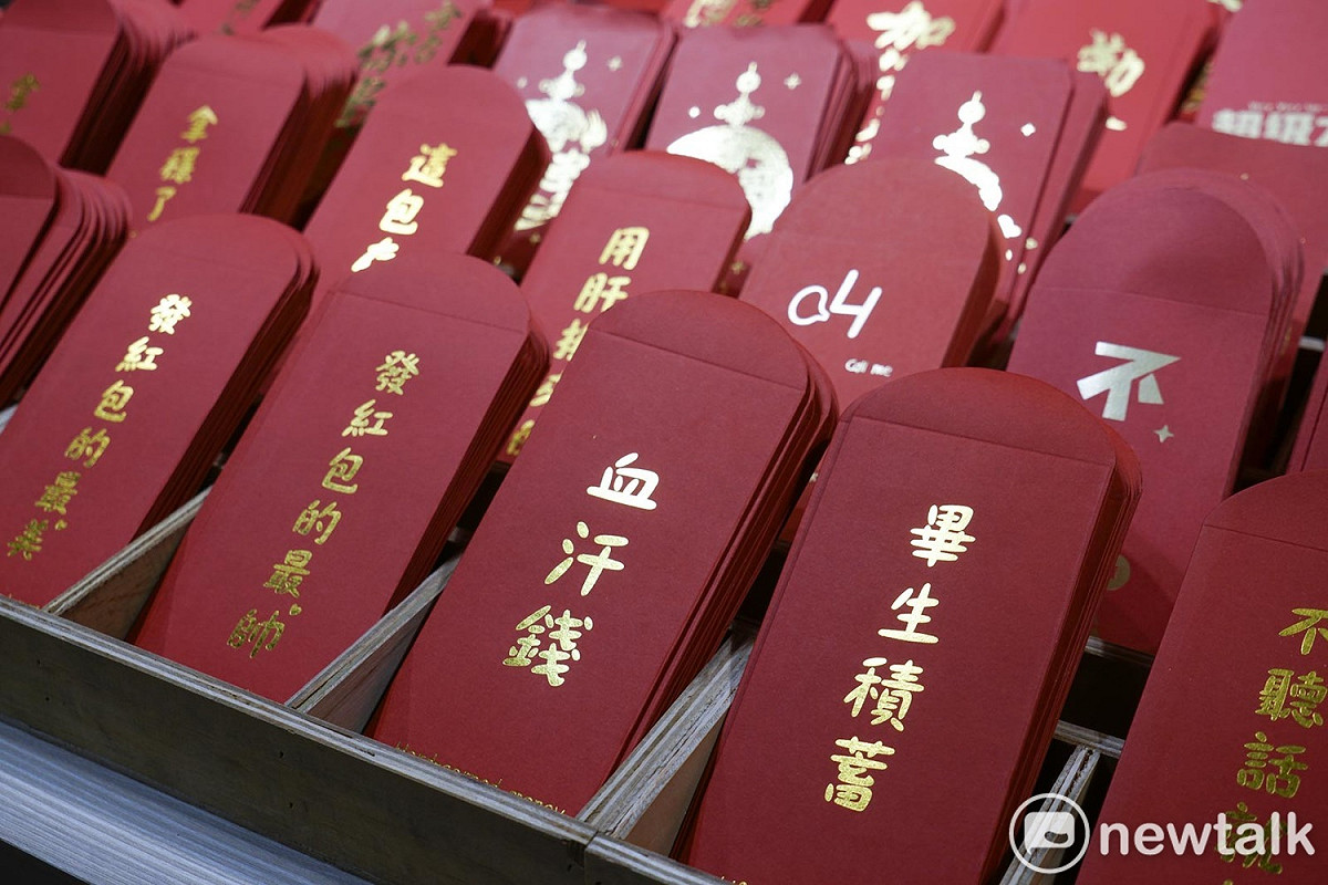 年貨大街上販售的令人會心一笑的紅包袋。 圖：張良一/攝