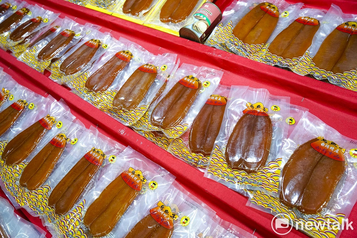 烏魚子是年貨大街上的熱銷商品。 圖：張良一/攝