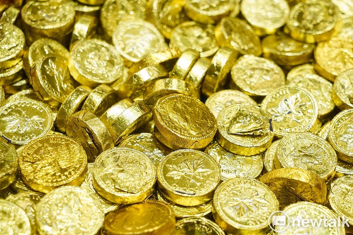 充滿節慶喜氣的黃金巧克力。 圖：張良一/攝