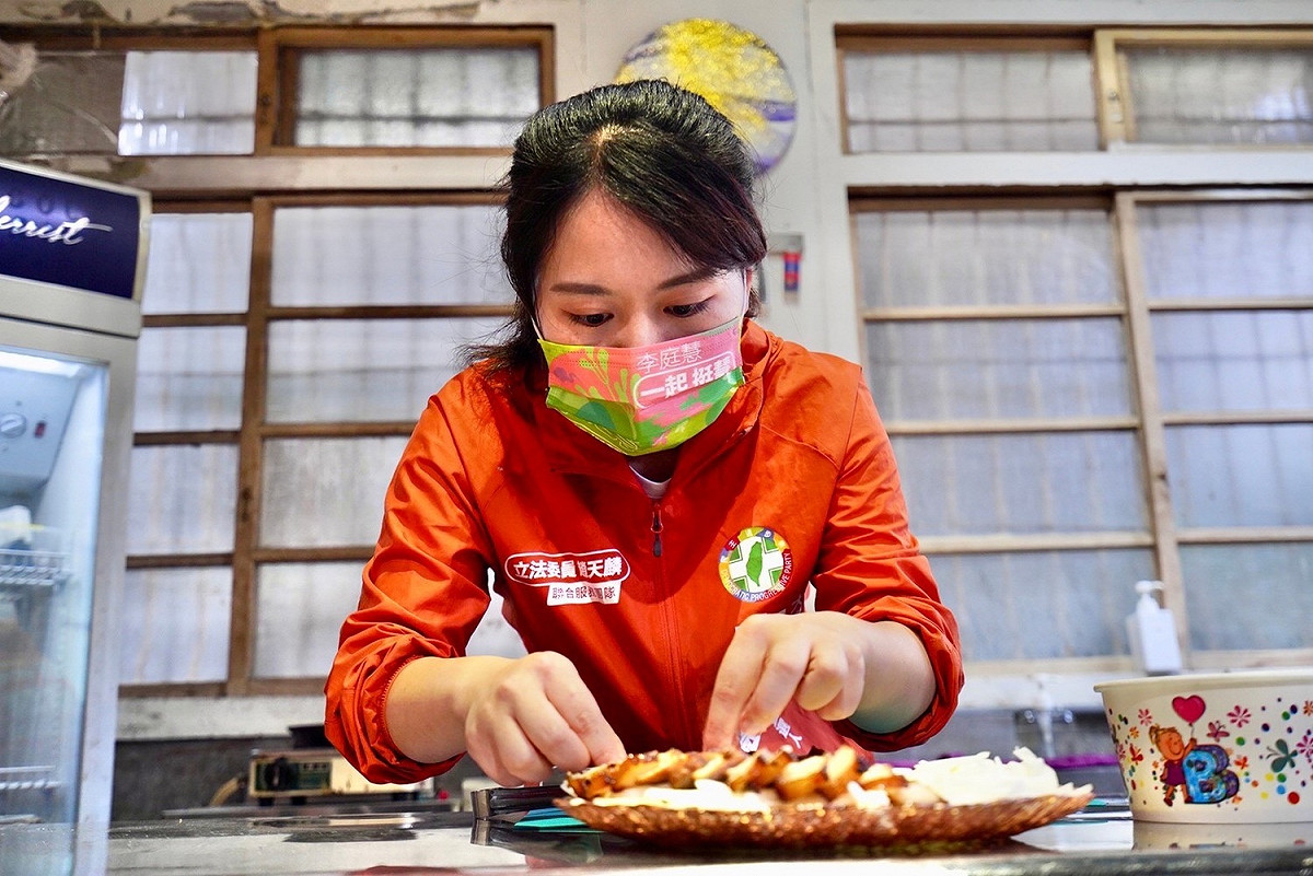 美濃女兒李庭慧推出客家鹹豬肉。 圖：趙天麟辦公室提供