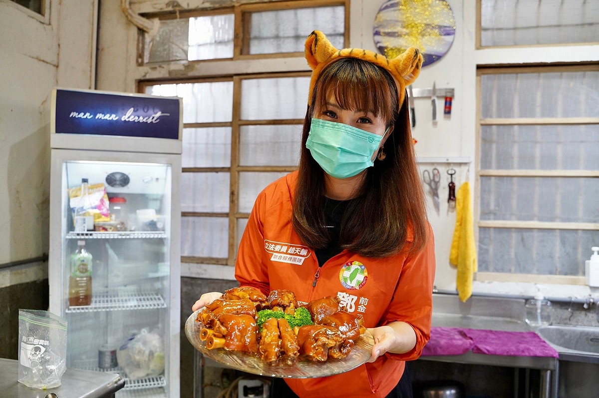 鄧巧佩端出鄧師傅滷豬腳。 圖：趙天麟辦公室提供