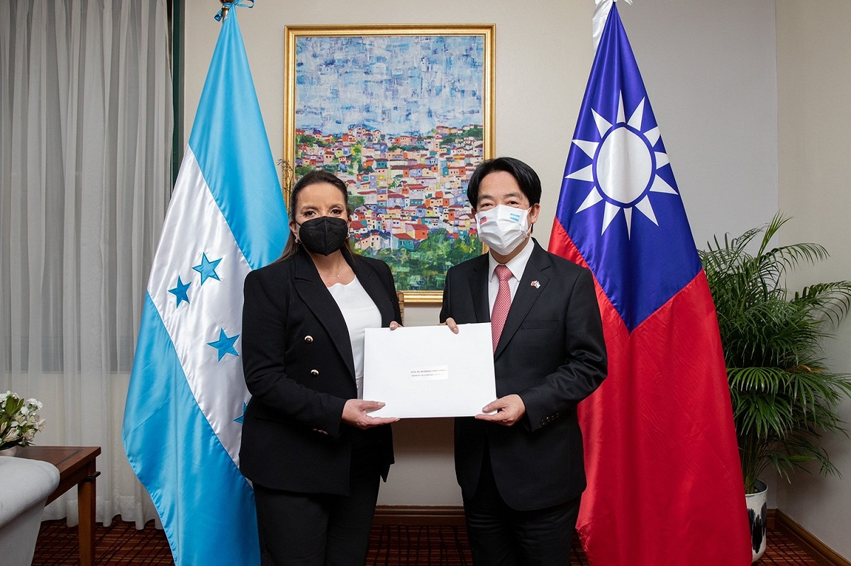 副總統賴清德以總統特使的身分，出席宏都拉斯新任總統秀瑪菈．卡蕬楚（Xiomara Castro）就職典禮，呈遞國書。 圖：翻攝賴清德臉書