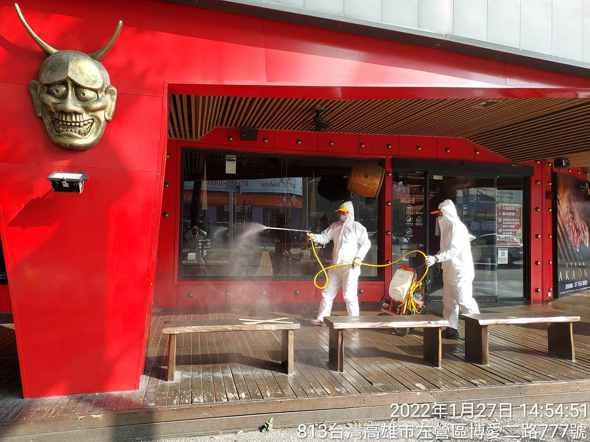 傳出有客人確診的「赤鬼牛排」高雄左營店進行清消。 圖：高雄市環保局提供