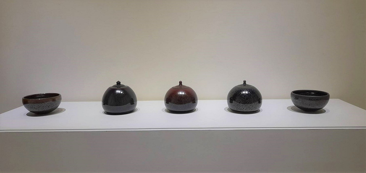郭明慶鑽研天目釉彩40餘年之成果，累積近70餘件的精彩作品。 圖：新北市文化局提供