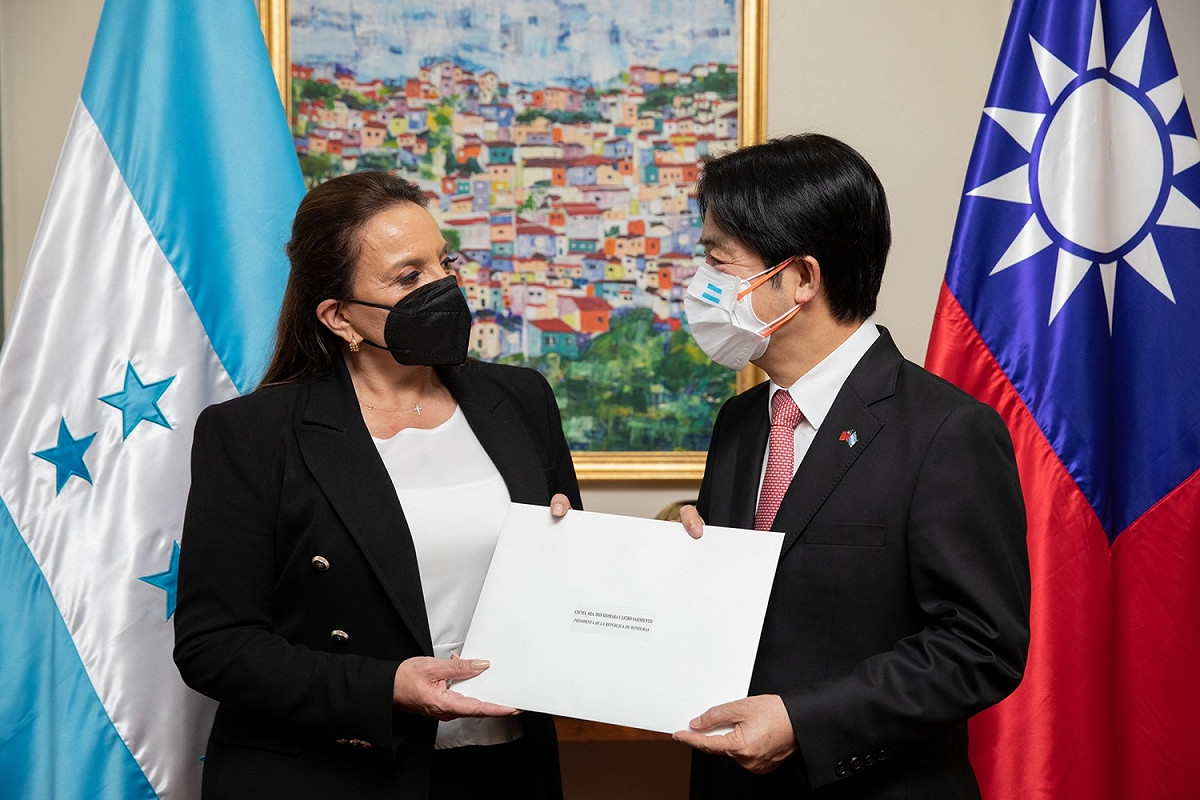 副總統賴清德代表蔡總統向宏都拉斯新任總統卡蕬楚（Xiomara Castro）致意並呈遞特使國書 圖：總統府提供