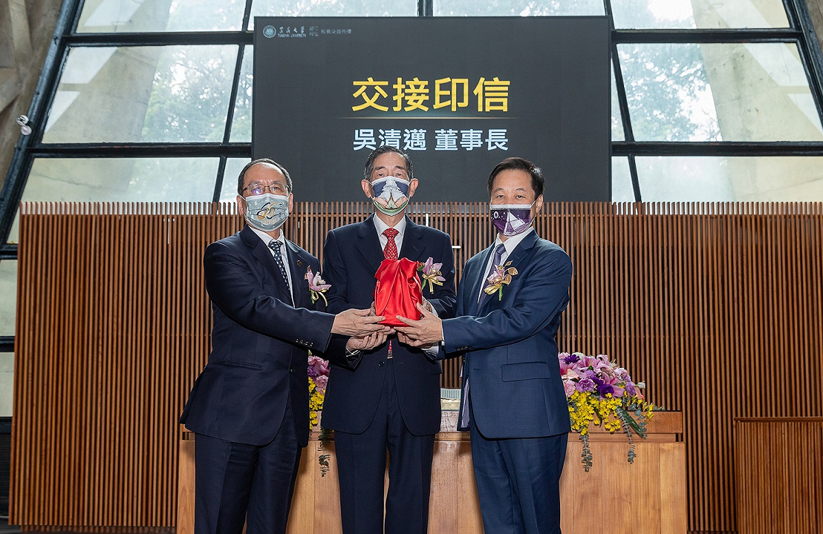 東海大學舉辦新舊任校長交接典禮，由董事長吳清邁(中)擔任監交人卸任王茂駿校長將印信交給新任校長張國恩(右）。 東海大學/提供
