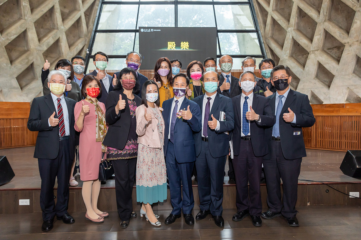 東海大學新舊任校長交接，有近二十所高中校長蒞臨會後與張國恩校長合影。 東海大學/提供