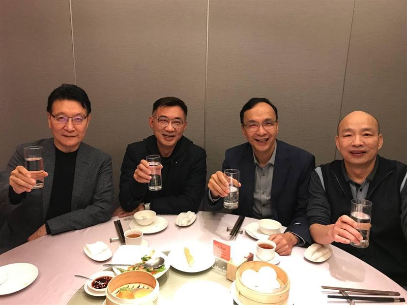 趙少康、江啟臣、朱立倫、韓國瑜28日晚間同時在臉書放上4人晚餐合照 圖：翻攝韓國瑜臉書