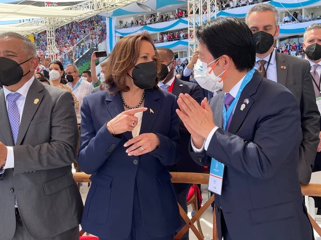 副總統賴清德（前排右起）參加宏都拉斯總統當選人就職典禮，與美國副總統賀錦麗同場寒喧交談。 圖：隨行採訪團提供