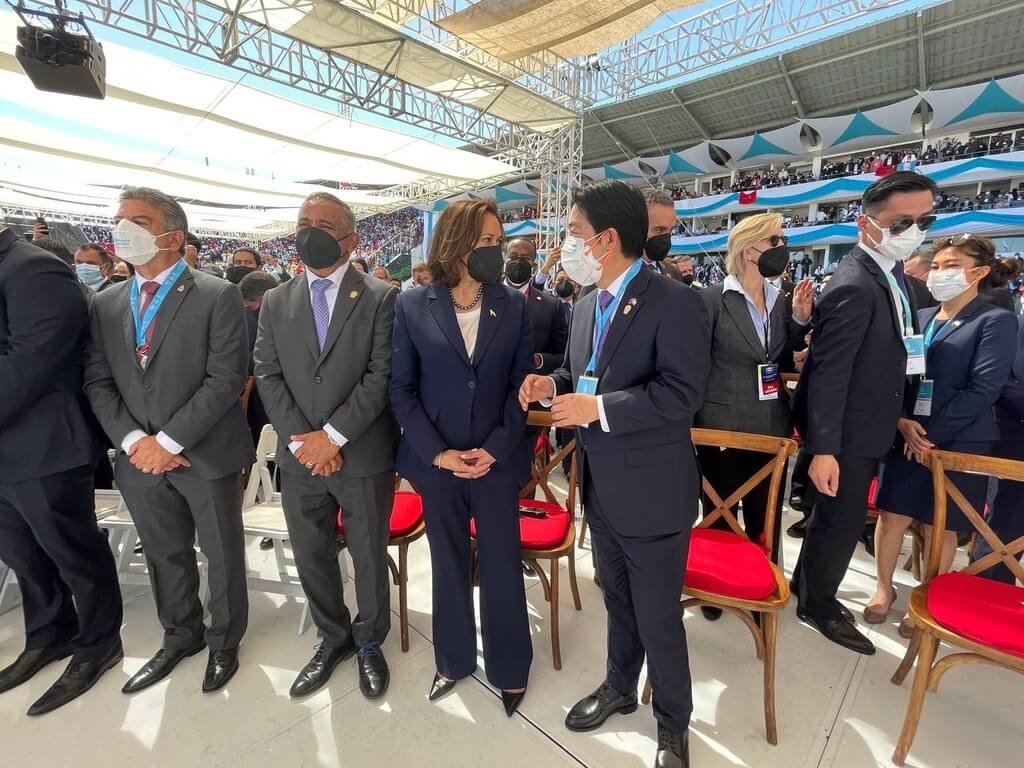 宏都拉斯總統就職典禮，副總統賴清德（前排右起）與美國副總統賀錦麗不但同場，位子還鄰近，2人自然互動。 圖：中央社/隨行採訪團提供
