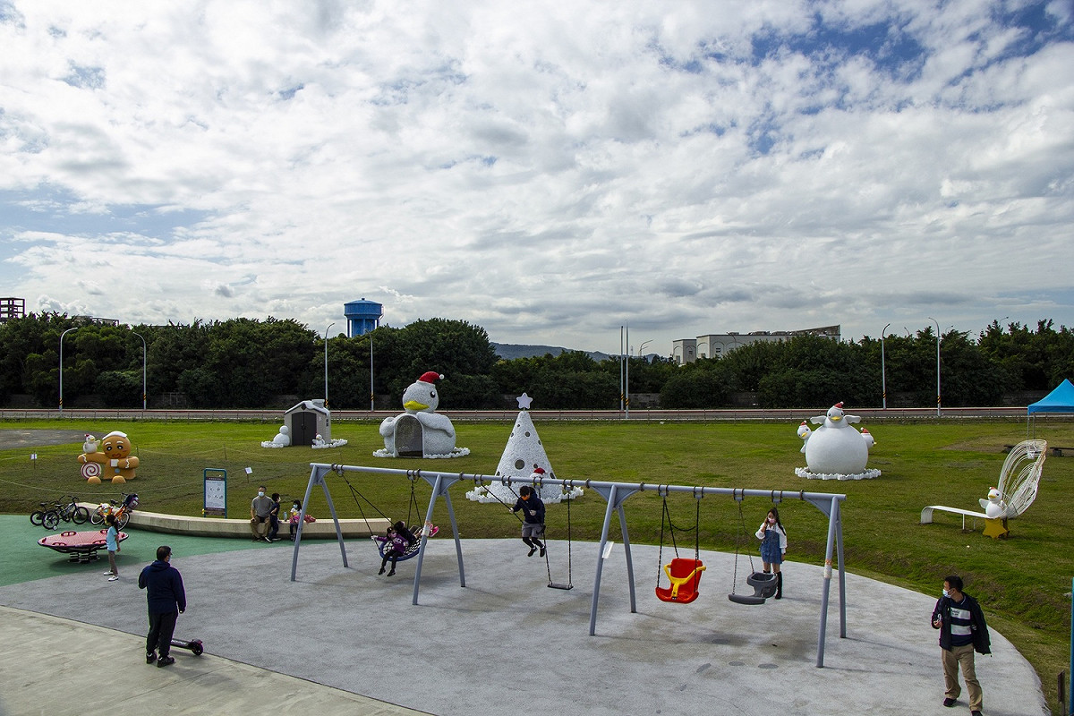 新北市八里十三行文化公園兒童遊戲場鴨鴨們將陪伴大家，看著每一道不同的風景。 圖：新北市水利局/提供