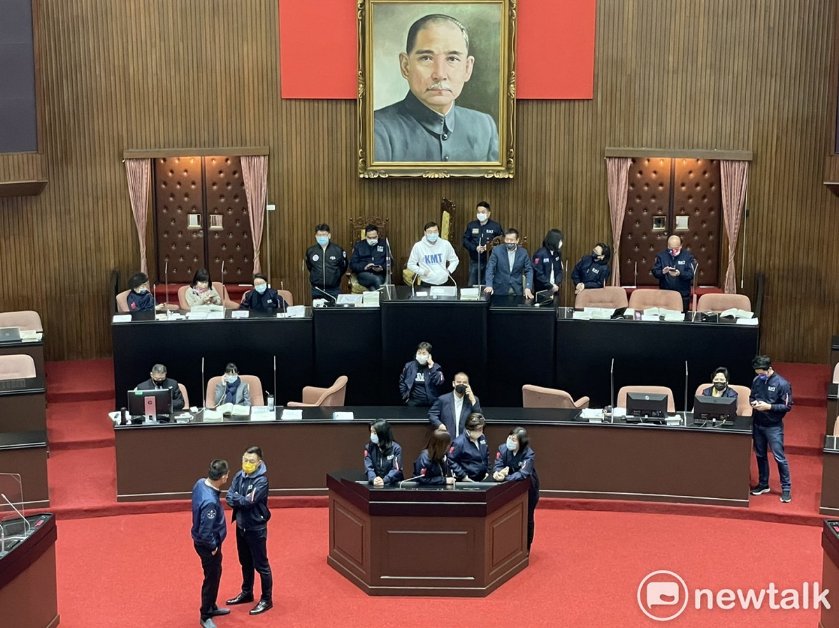 預算審到一半，國民黨立委占主席台。 圖:陳佩君/攝